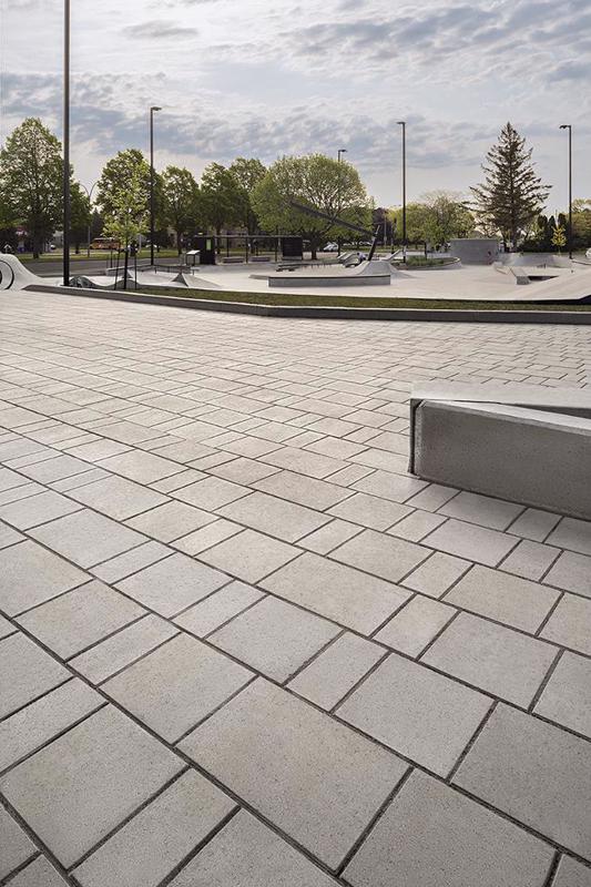 Commercial pavers Blu 80 Smooth pavés 2022 C A097 Centre Aquatique Brossard R A P09860